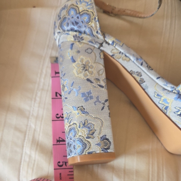 Lulu's Blue and Cream Floral Heels - Picture 5 of 5